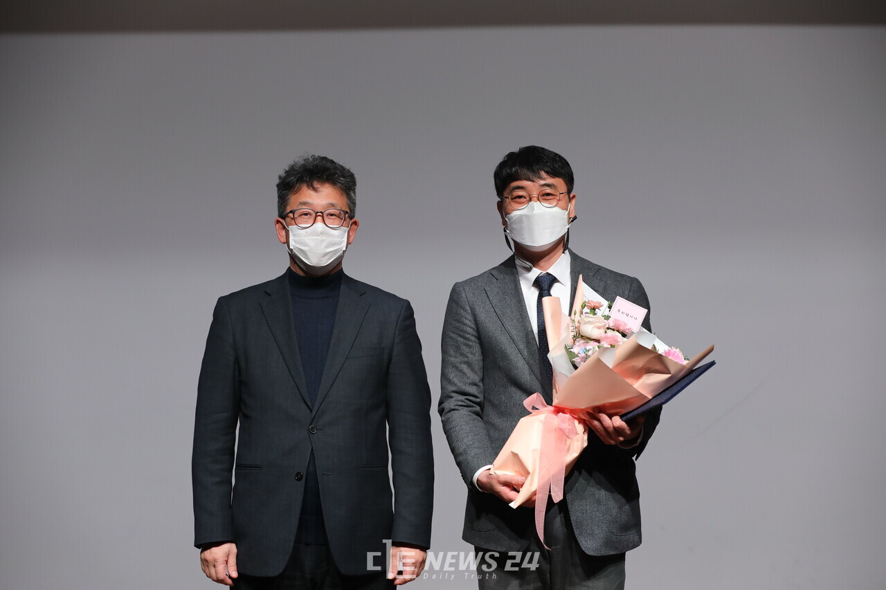 시청자미디어재단이 17일 이기동 전 대전충남민언련 공동대표(오른쪽)를 세종시청자미디어센터장으로 임명했다. 세종시청자미디어센터 제공. 