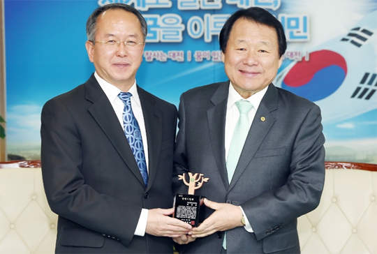 염홍철(오른쪽) 대전시장이 9일 박상용 전 대전지방경찰청장에게 '명예 시민패'를 전달했다.