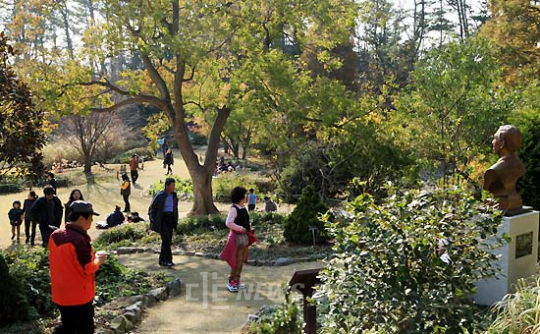 10월 마지막 주말을 앞두고 자연경관이 어우러진 태안을 찾는 관광객들의 발길이 이어지고 있다. (사진:천리포수목원을 찾은 인파 모습)