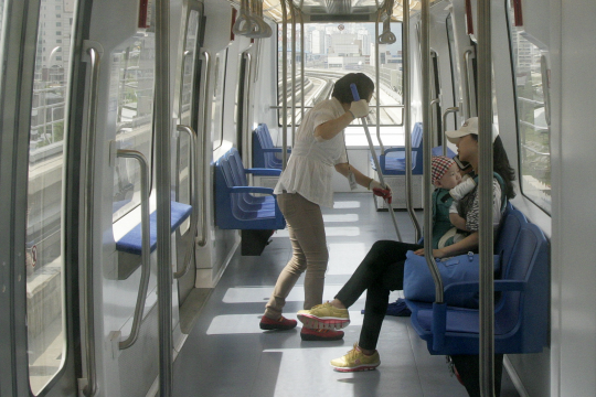 고가 방식으로 건설된 의정부 경전철에 이용객이 적어 텅 빈 채 운행되고 있는 모습 (사진은 대덕구청이 직접 찍은 사진)
