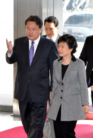 국회 방문한 박근혜 대통령 영접하는 정진석 사무총장