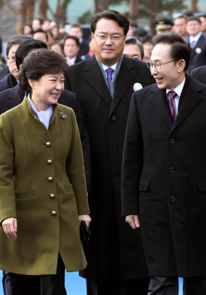 정진석 사무총장이 박근혜 대통령 취임식 때 박 대통령과 이명박 전 대통령(오른쪽)을 모시고 있다.