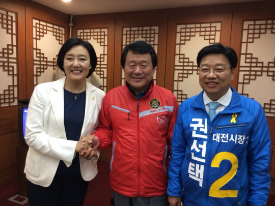 지난 5월22일 새정치연합 박영선 원내대표가 권선택 후보와 함께 염홍철 시장을 찾아가 만났다.