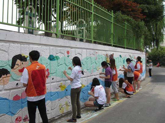 대전동부교육지원청(교육장 김연용)은 지난 5월 21일 교육복지 나비프로젝트의 일환으로 3개월 동안 실시해 온 ‘학교 담장 벽화그리기’를 완료했다.