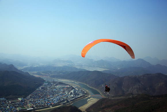 양방산전망대에서 즐기는 패러글라이딩