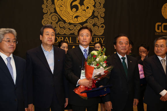 이창원 (주)한국흑홍삼 대표(왼쪽에서 세 번째)가 올해 6월 1일 국회의원회관에서 열린 2015 세계명품인증 글로벌럭셔리어워드 시상식에서 신문화신창조기술 대상을 수상을 수상한 뒤 새누리당 김무성 대표(왼쪽에서 두 번째) 등 의원들과 기념촬영을 하고 있다.