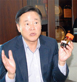이창원 (주)한국흑홍삼 대표가 흑홍삼 진액에 대해 설명하고 있다.