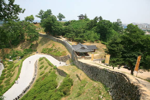 공산성의 쌍수정을 지나 내려가는 길에서 본 금서루와 공산정