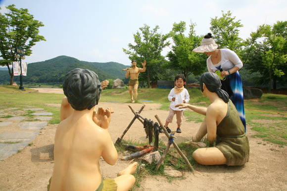 석장리박물관 야외에 있는 구석기인들의 생활 모습