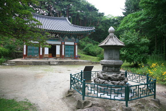 아름다운 문양이 새겨진 보물 제257호인 공주 갑사 승탑