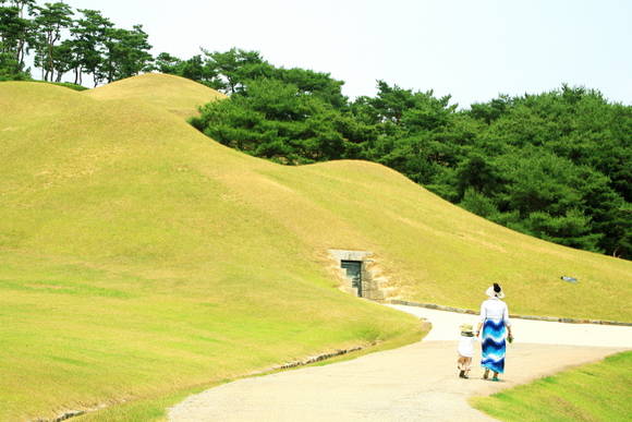 송산리고분군을 걷는 가족