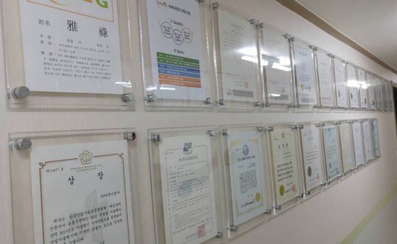 크진 않지만 비굴착 보수.보강 전문시공업체인 아록이엔지는 지난 십 수년간 각종 표창장을 비롯해 신경영인대상, 과학기술계 최고 상이라는 장영실상 등 화려한 수상 경력을 자랑한다.