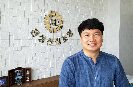 진성엘엔엘 이길환 대표는 자신의 한자 이름(吉煥) 덕분에 사업이 잘 된다고 웃음을 지었다. 빛을 내는(煥), 일이 잘되는(吉) 사업이라는 의미가 담겨 있다는 이유에서다.