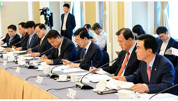 충남 지역구 국회의원들이 8일 국회 귀빈식당에서 열린 충남도 초청 정책설명회에서 가뭄에 대한 실질적 대책 마련 필요성을 강조했다. 충남도 제공.