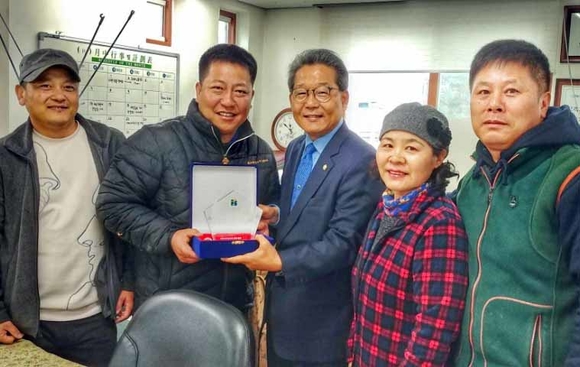 류수열 대전 중구의회 의원(왼쪽 세번째)이 태평시장 상인회로부터 감사패를 받았다.