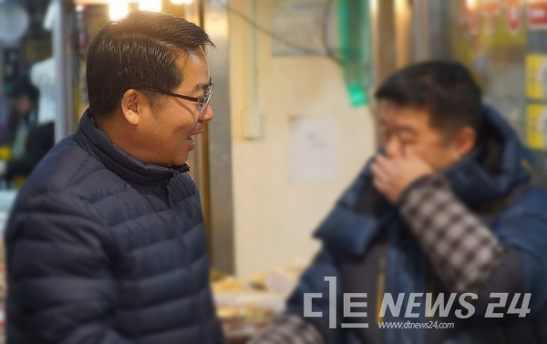 (왼쪽) 오세현 전 아산시 부시장이 온양전통시장을 찾아 상인들의 애로사항을 청취하고 있는 모습.