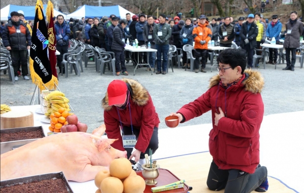 ​우송고(대전상고) 총동창회 회원들로 구성된 청원산악회는 7일 식장산 세천유원지에서 동문 회원 등 500여 명이 참석한 가운데 ‘2018년 무술년 시산제’를 올렸다.​