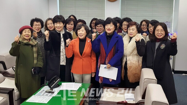 '남녀동수 정치 및 여성의 대표성 실현을 위한 대전 여성단체 공동행동' 기자회견 모습.
