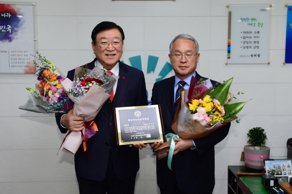 김석환 홍성군수가 지난 10일 한국농업경영인중앙연합회(이하 한농연, 회장 김지식)에서 선정하는 농정발전 대상을 수상했다.