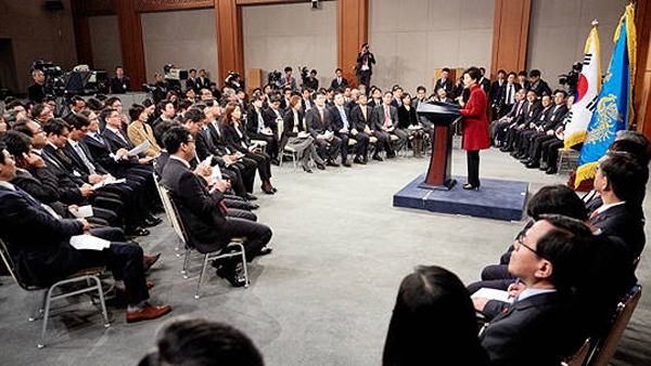 각본없는 기자회견이라며 국민을 속인 채 진행했던 2016년 박 전 대통령 기자회견 모습. 자료사진.