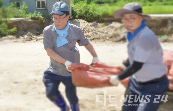 천안지역 수해복구작업에 나서 구슬땀을 흘리고 있는 (왼쪽)김동욱 충남도의회 의원 모습. 사진=충남도의회 홈페이지