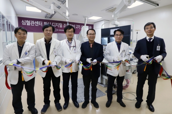 대전선병원 관계자들이 ‘최신 혈관 전용 X-선 조영장비’ 가동식을 갖고 기념촬영을 하고 있다.