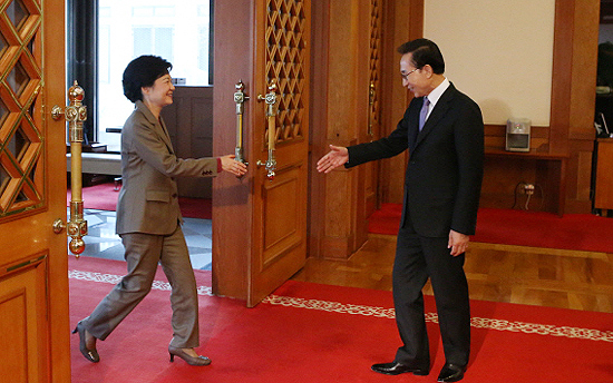 지난 2012년 12월 28일 이명박 당시 대통령이 청와대에서 박근혜 18대 대통령 당선인을 맞고 있는 모습. 이명박 대통령 기념재단 홈페이지.