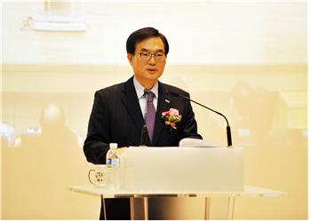 한국조폐공사 조용만 신임 사장이 19일 대전 본사에서 열린 취임식에서 취임사를 하고 있다.