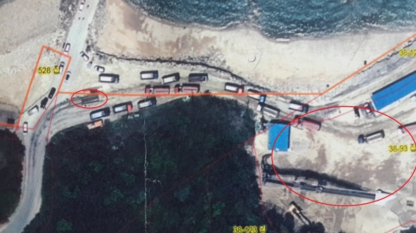 지난 2004년 부터 당진시 소유 공유지에 무단 점용 설치된 세륜 시설(왼쪽 붉은색 원)과 발안산업개발(주)가 바닷모래를 적치한 장소(오른쪽 붉은색 원). 자료제공=당진시청