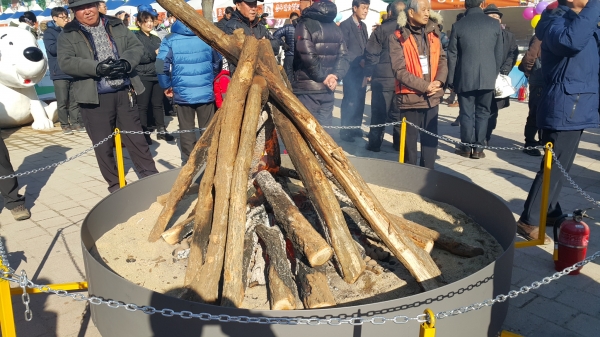 공주시는 오는 4일까지 공주산성시장 문화공원에서 다양한 프로그램으로 ‘2018 겨울공주 군밤축제’를 펼친다. 대형 모닥불이 관람객들의 추위를 녹여주고 있다.