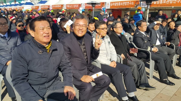오시덕 공주시장(왼쪽)과 정진석 국회의원(두번째)이 기관장들과 함께 개막식 축하공연을 보고 있다.
