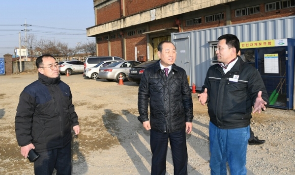 지난 2일 황선봉 예산군수가 ㈜에스지충방 자동차 시트카바 예산공장 신축공사 현장을 방문 관계자들을 격려했다.