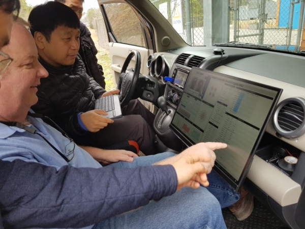 ETRI 박성익 책임연구원, CBC Matt Brandes (Supervisor) 이 모바일 차량에서  계층분할다중화(LDM) 신호 수신 상태를 분석하는 장면.