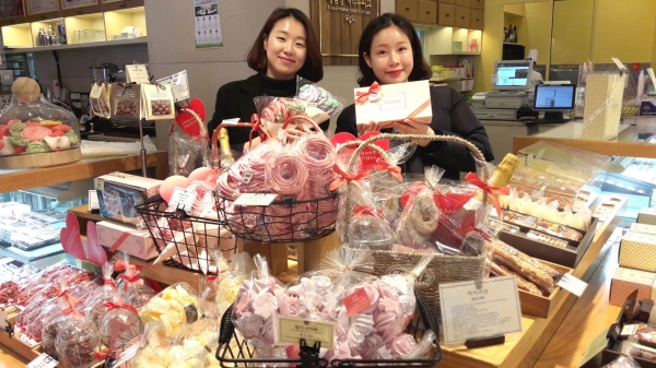 롯데백화점 대전점 1층 성심당 케익부띠크 매장에서 직원들이 밸런타인데이 선물상품을 선보이고 있다.