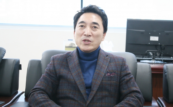 박수현 전 청와대 대변인이 지난 24일 오후 천안시 불당동 예비후보 선거사무소에서 인터뷰를 통해 충남의 미래 비전에 대해 설명하고 있다.