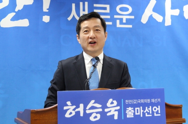 허승욱 전 충남도 정무부지사가 26일 천안시청 브리핑실에서 천안갑 국회의원 재선거 출마를 선언하고 있다.