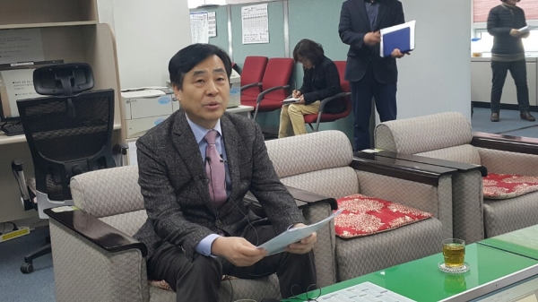 유영균 대전도시공사 사장이 26일 오후 유성복합터미널 계약체결 문제와 관련해 설명하고 있다.