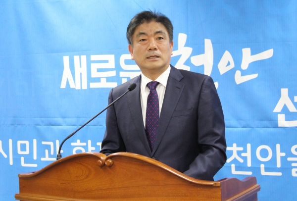 전종한 천안시의장이 27일 천안시청 브리핑실에서 공약발표 기자회견을 갖고 있다.