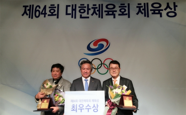 정진성 대전근대5종 회장(사진 왼쪽)이 대한체육회 체육상 최우수상을 수상했다.