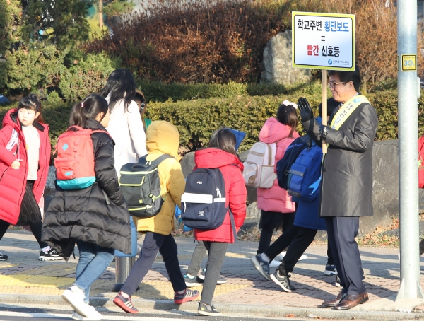 6일 세종시교육청이 조치원대동앞에서 초등학생들의 안전한 등교길을 위해 '민관합동 교통안전 캠페인'을 펼치고 있다.