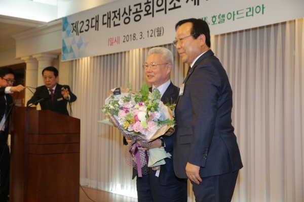 박희원 22대 대전상의회장으로부터 축하 꽃다발을 받는 정성욱 금성백조주택 회장.