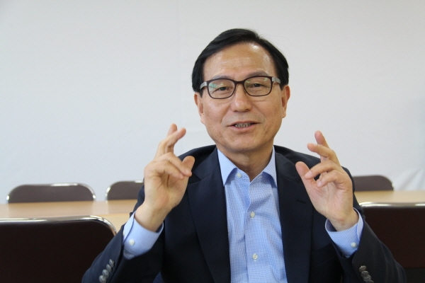 디트뉴스와 인터뷰를 하고 있는 박상돈 자유한국당 천안시장 예비후보.