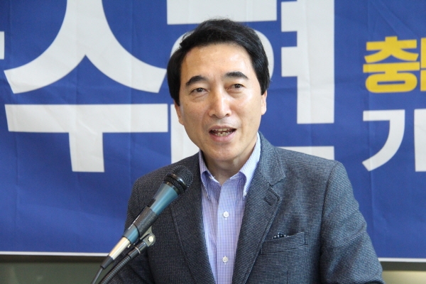 박수현 더불어민주당 충남지사 예비후보가 13일 아산시청 1층 로비에서 기자회견을 갖고 기자들의 질문에 답변하고 있다.