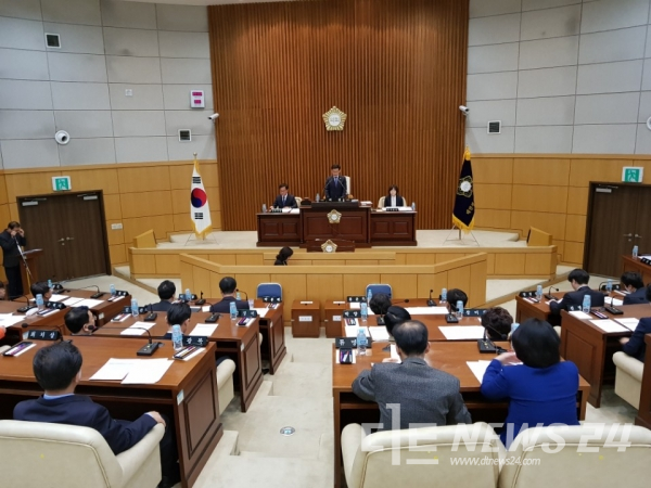 대전 서구의회가 김 의원 제명 징계안에 대해 찬성 6명, 반대 10명, 기권 3명으로 부결시켰다.