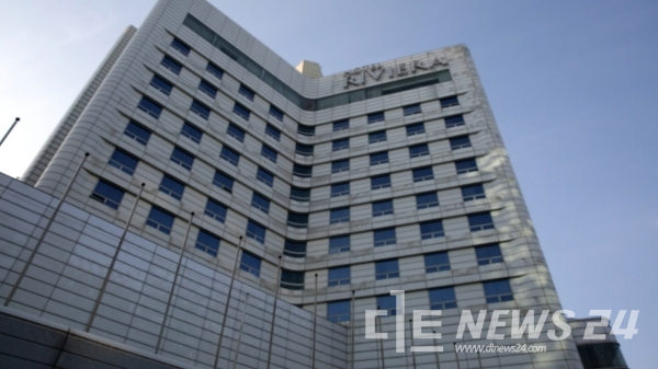 대전 유성구가 호텔 리베라 폐업여파로 어려움을 겪고 있는 봉명동 주변 지역상권 활성화를 위해 한 달에 두 번 봉명동 일원 식당 이용을 권장키로 했다.