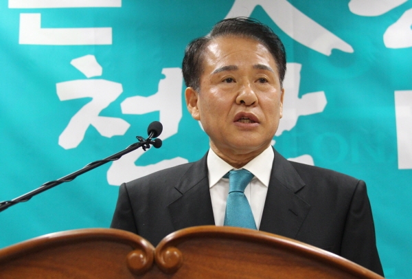 이정원 바른미래당 천안갑 국회의원 예비후보가 19일 천안시청 브리핑실에서 출마 기자회견을 갖고 있다.