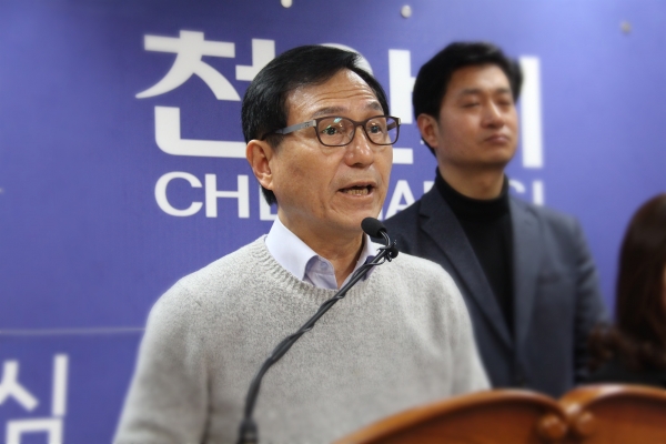 박상돈 자유한국당 천안시장 예비후보가 19일 천안시청 브리핑실에서 교통 분야 정책발표 기자회견을 하고 있다.