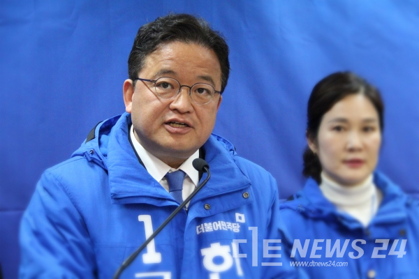 한태선 더불어민주당 천안갑 국회의원 예비후보가 21일 천안시청 브리핑실에서 출마기자회견을 갖고 있다.