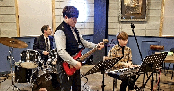 롯데호텔 최호중 주방장의 가족들이 아름다운 기타, 피아노 연주로 참가자들의 마음을 사로잡았다