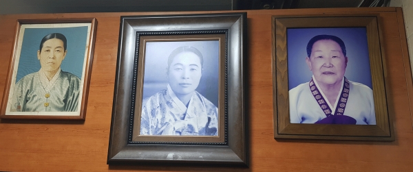 김영호 대표의 할머니,고모,어머니까지 3대에 걸친 초상화가 식당벽면에 걸려있다